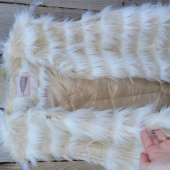 Faux Fur Vest - Picture 2 of 7